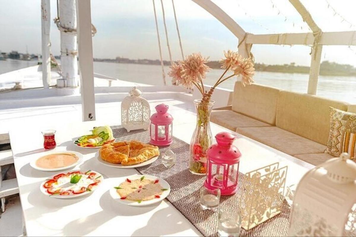 uma mesa com pratos de comida em cima de um barco