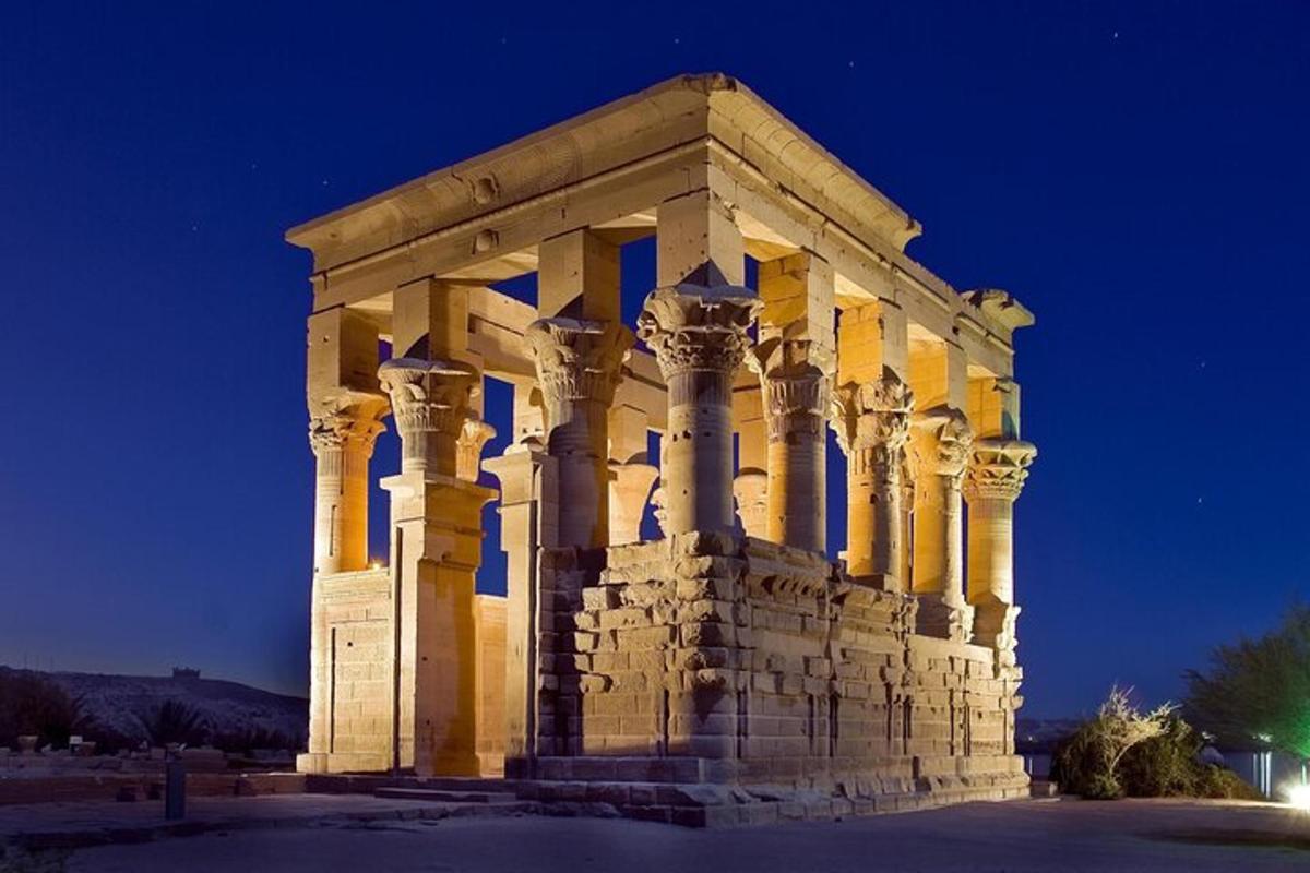 Un gran edificio con columnas por la noche.