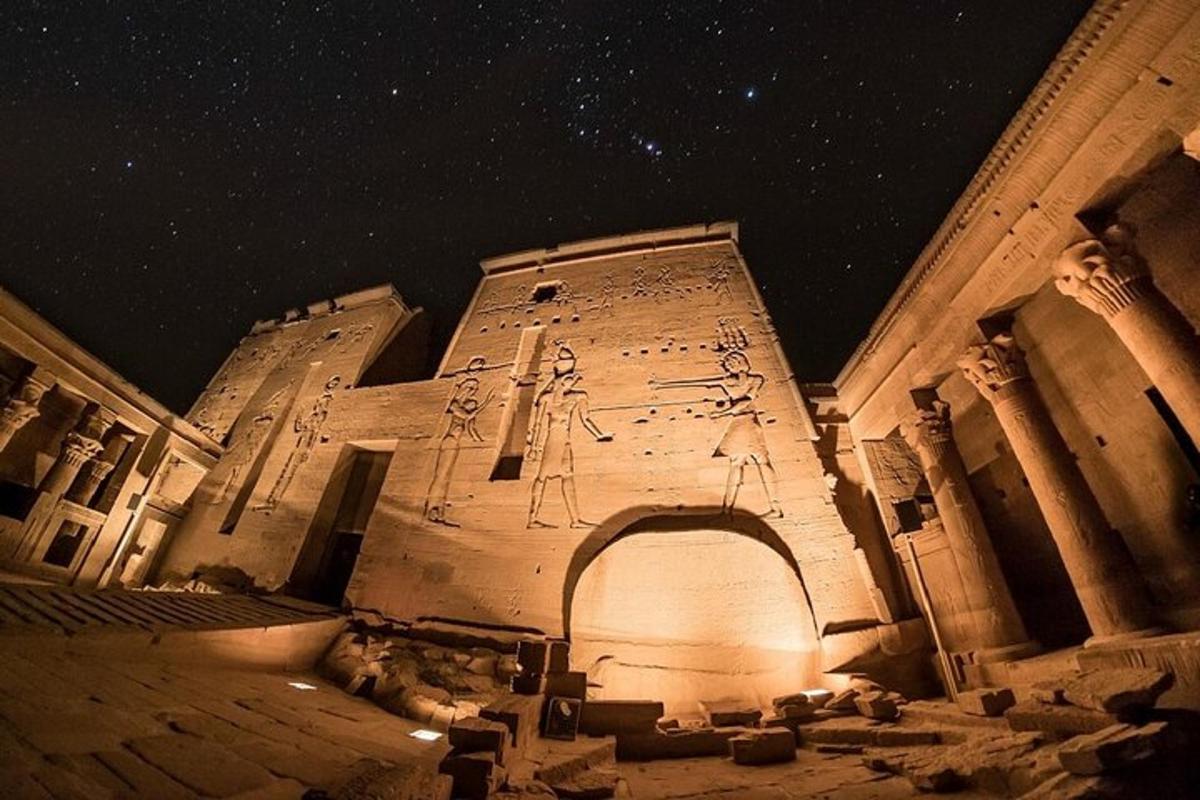 Un edificio con escritura en el costado por la noche.