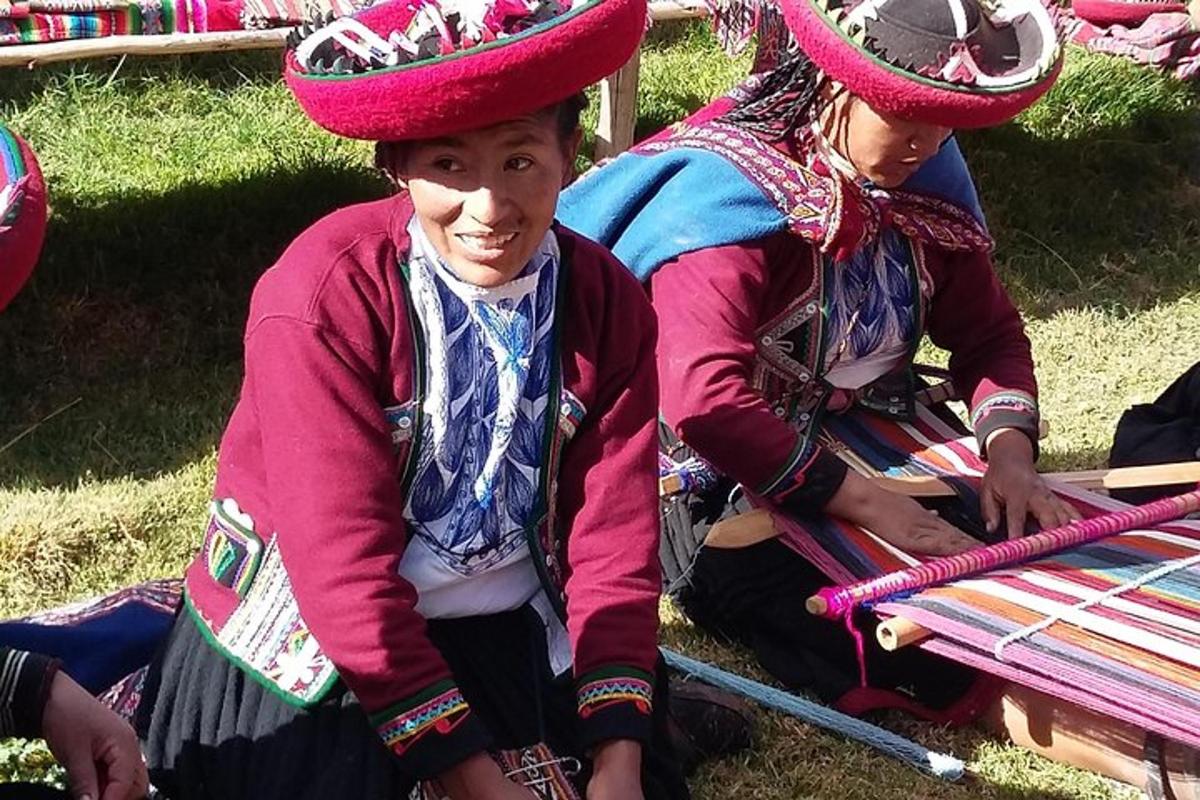 twee kinderen met cowboyhoeden zittend op het gras