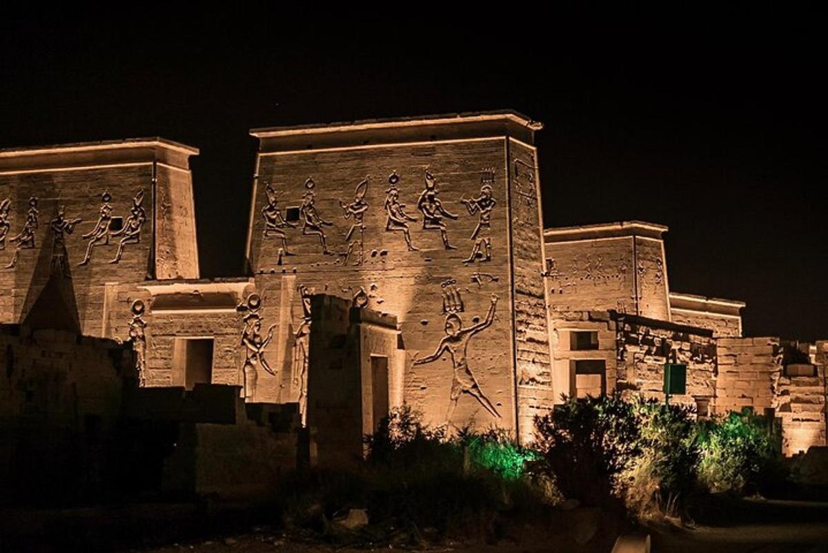 ένα κτίριο με γραφή στο πλάι του τη νύχτα
