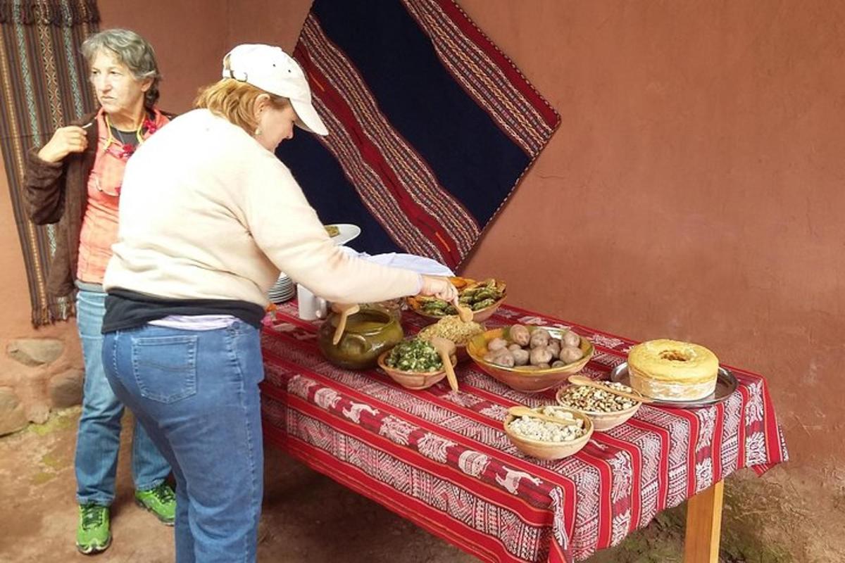 o femeie care stă lângă o masă cu mâncare pe ea