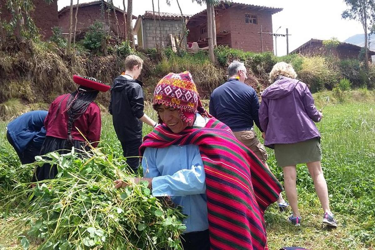 un grup de oameni care stăteau pe un câmp