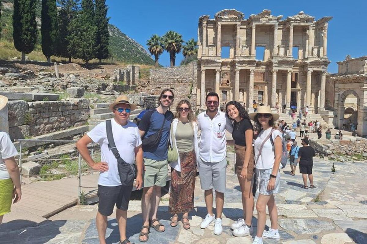 egy csoport ember áll a colosseum előtt