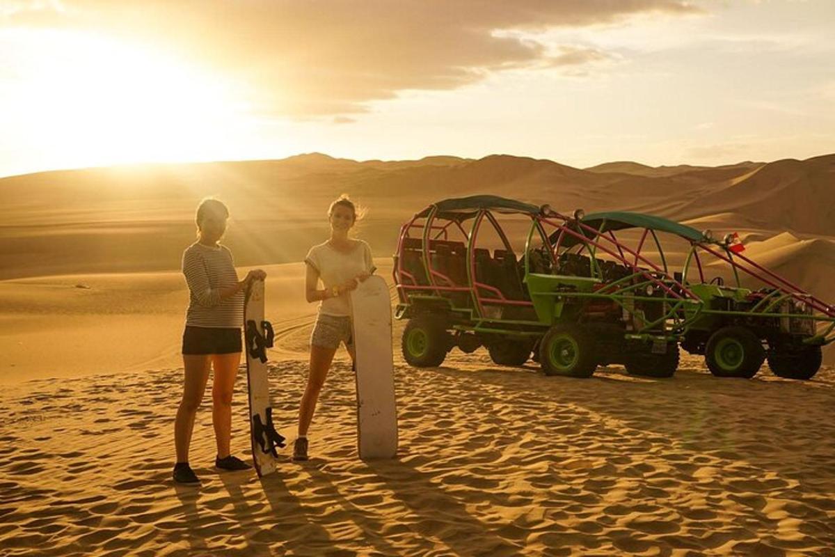 Dos personas paradas en la playa con un camión y una tabla de surf.
