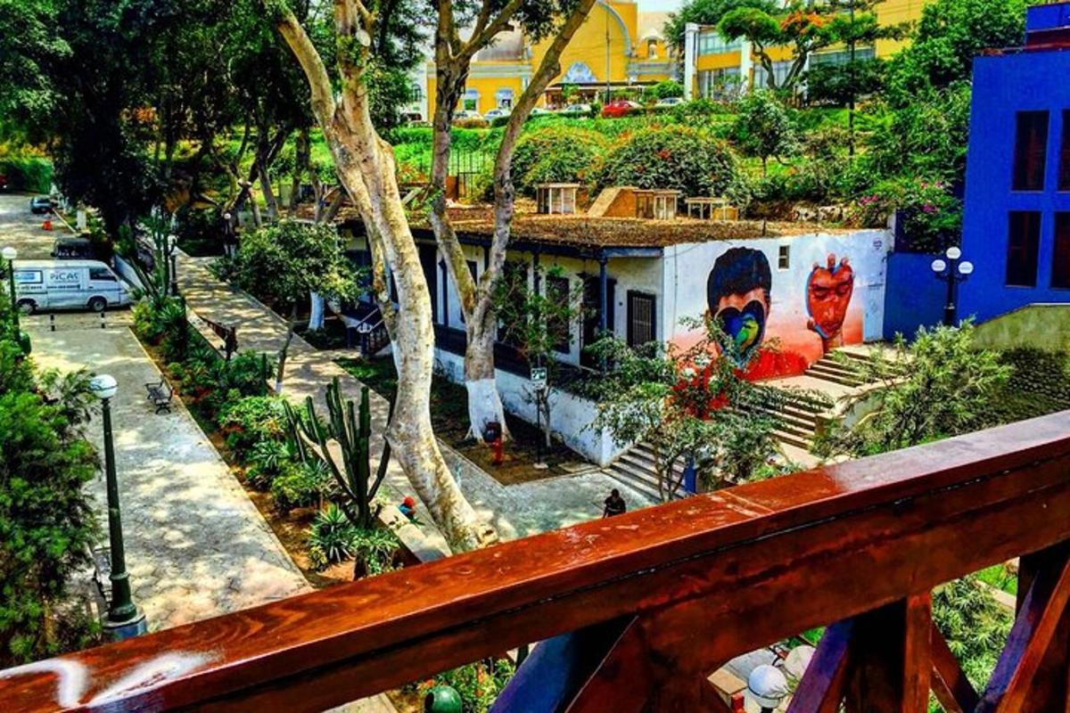 uma vista da varanda de uma casa com uma pintura