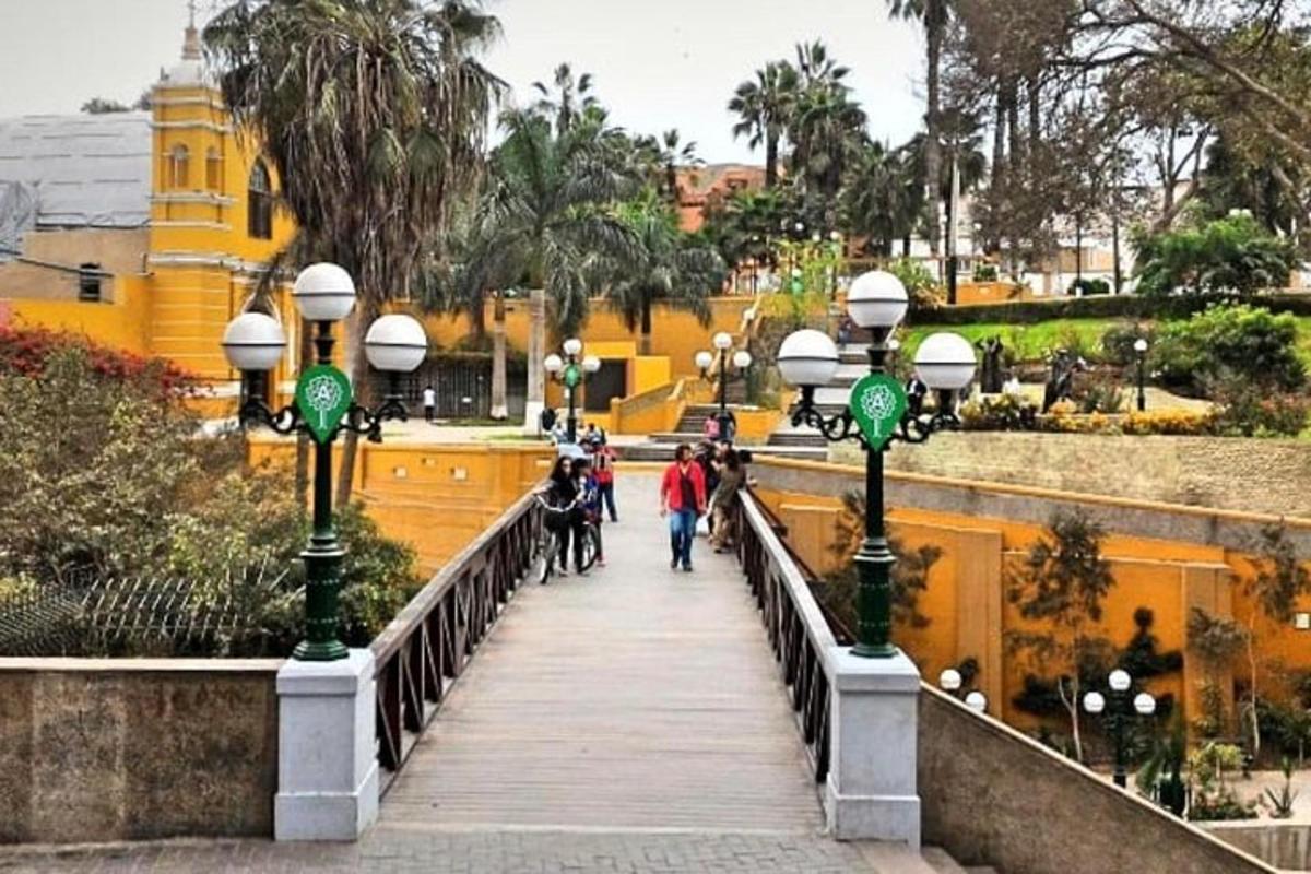uma ponte sobre um rio com pessoas caminhando sobre ela