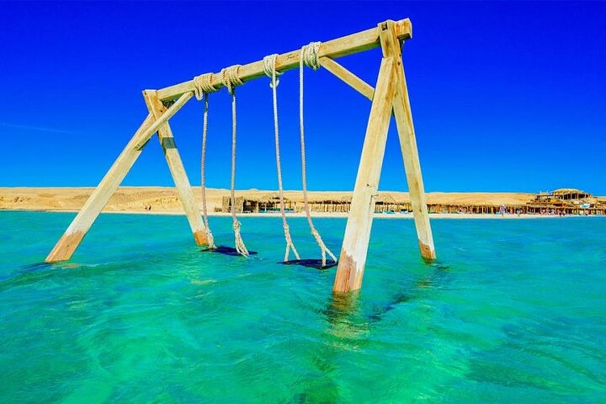 dřevěný most ve vodě v oceánu