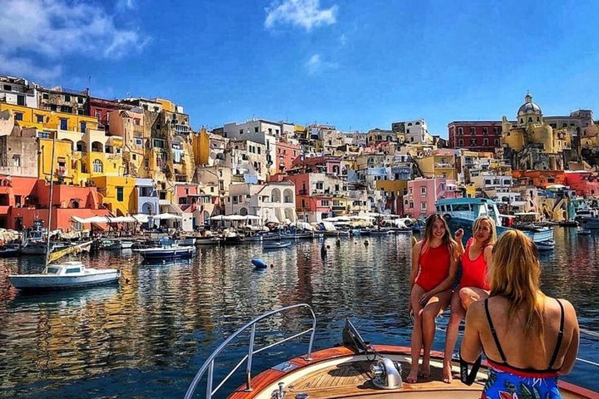 tre donne sedute su una barca in un porto