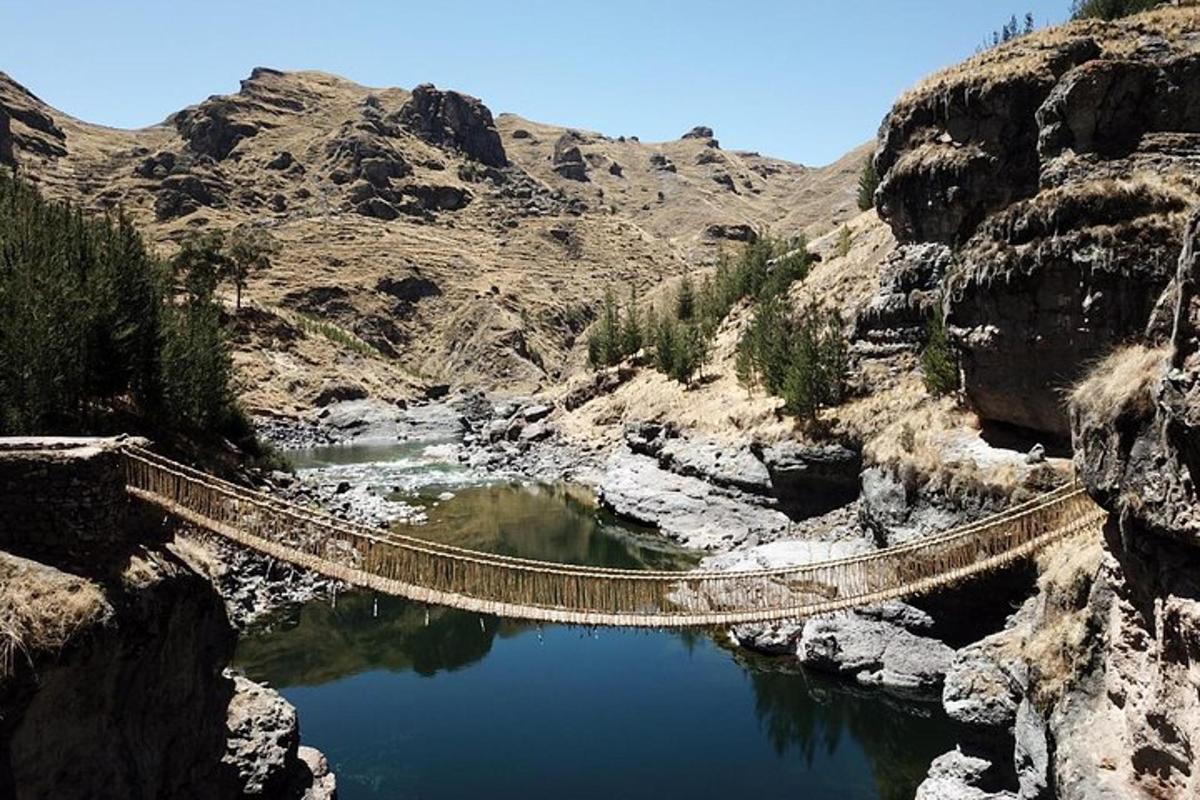 jambatan gantung di atas sungai di ngarai