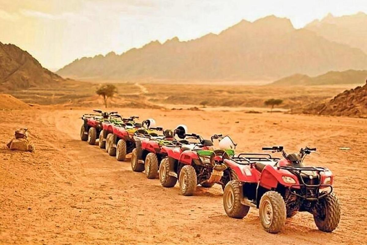 uma fileira de quadriciclos estacionados no deserto