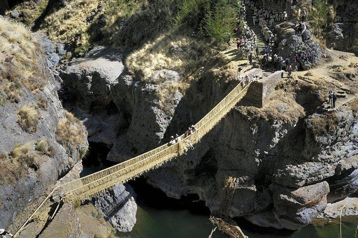 um grupo de pessoas atravessando uma ponte sobre um rio