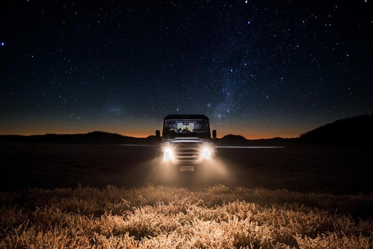 un camion parcheggiato in un campo di notte