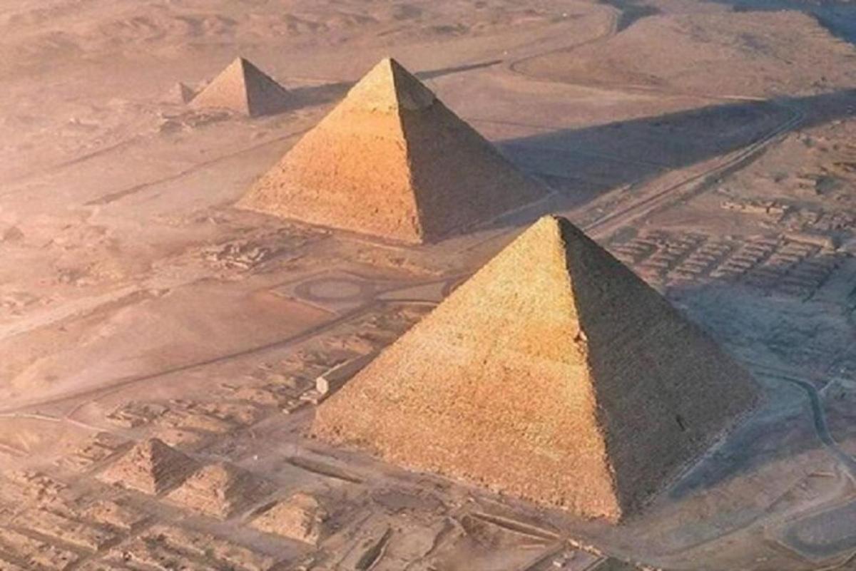 una vista aérea de las pirámides en el desierto