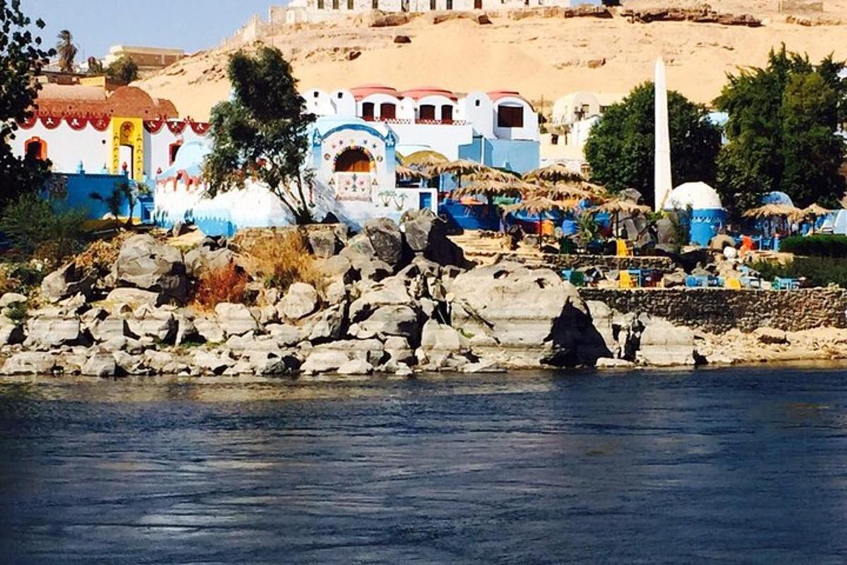 skupina stavb na plaži ob vodi