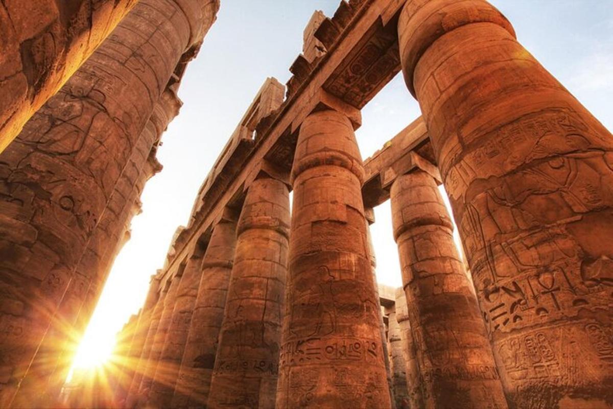 columnes antigues d'un edifici amb el sol darrere