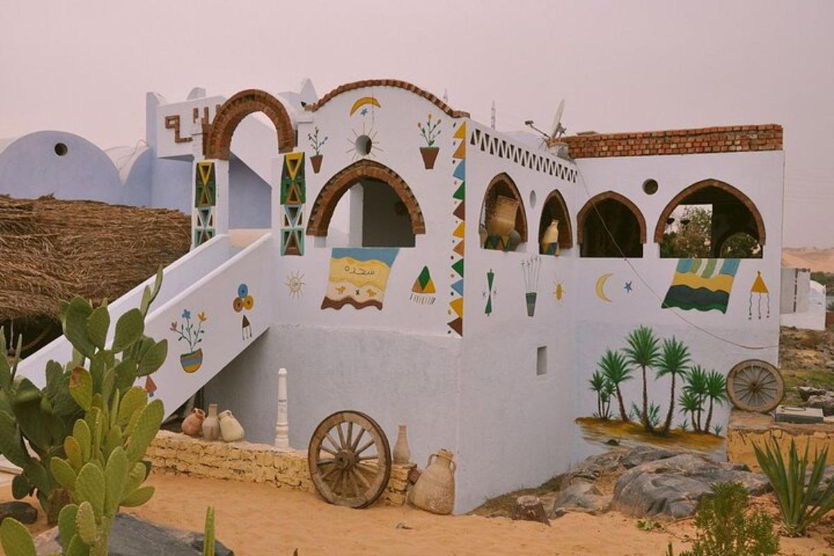 مبنى به جدارية على جانبه