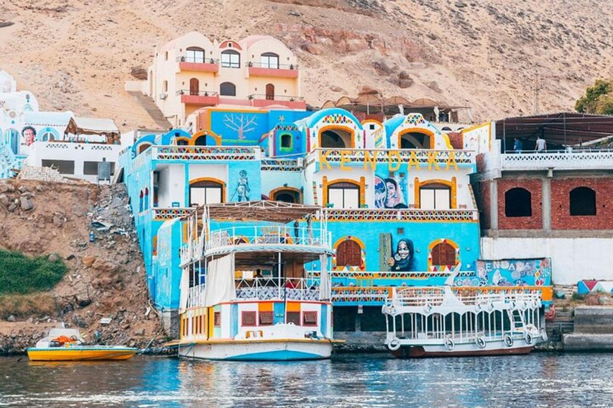 ボートの隣の水中の青い建物