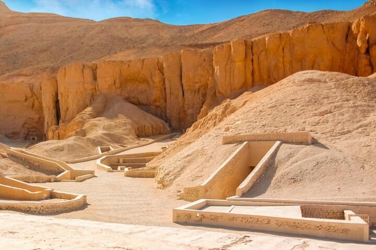 una vista di un deserto con sabbia e rocce