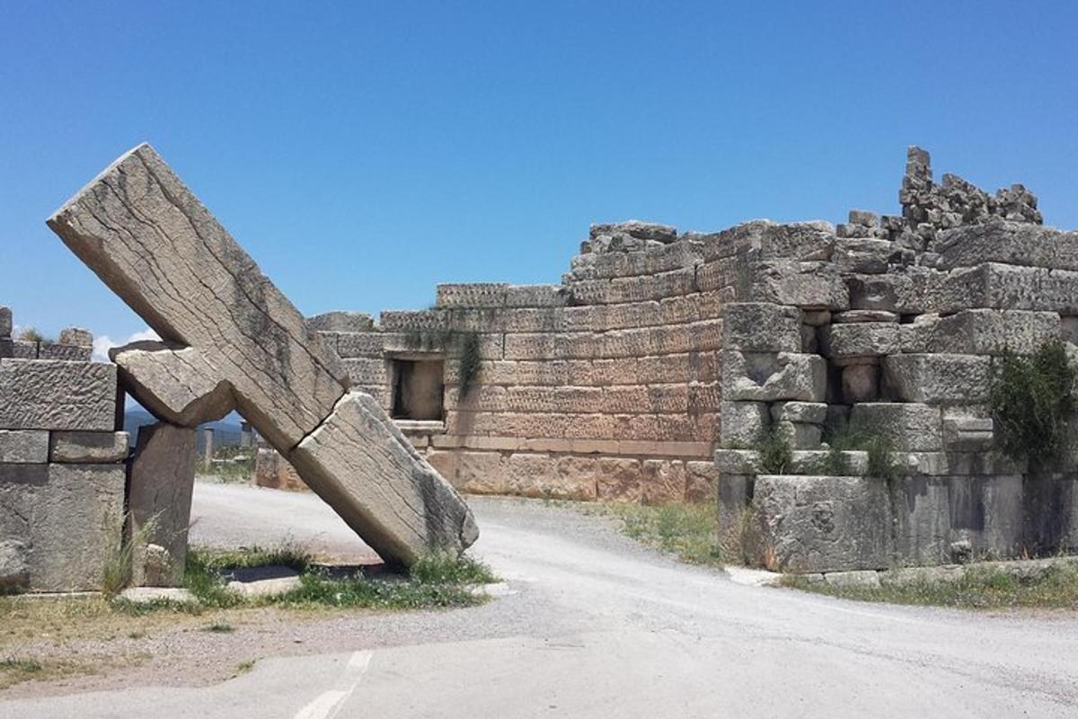 una gran escultura de pedra davant d'un edifici