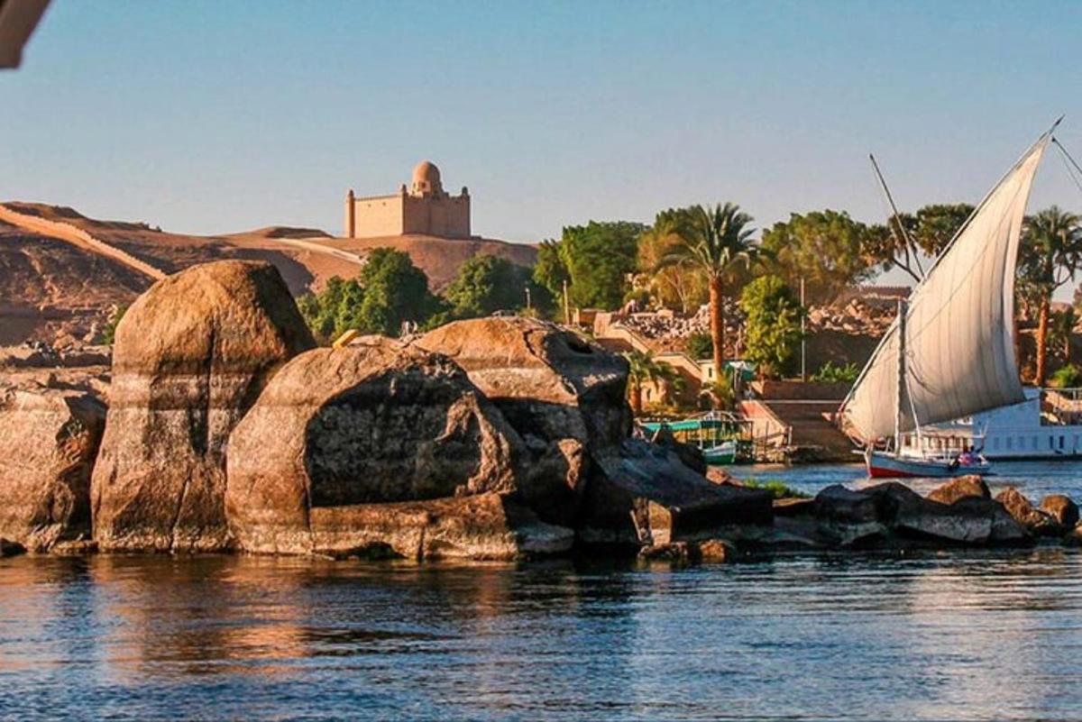 una barca a vela sull'acqua con rocce nell'acqua