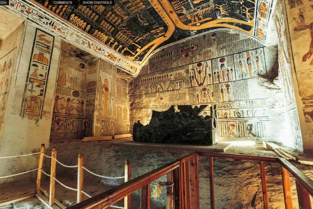 herbergi með hieroglyfjum á veggjum byggingar