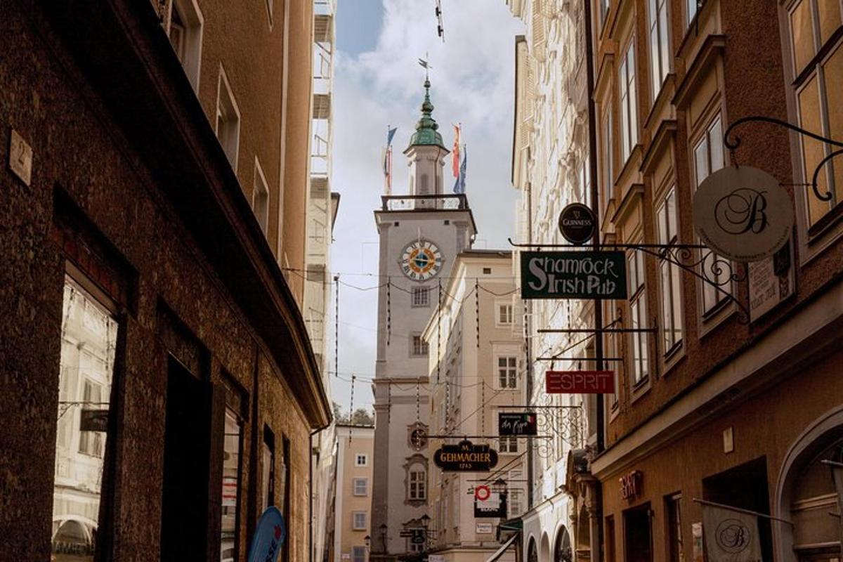 um edifício com uma torre de relógio no meio de uma rua