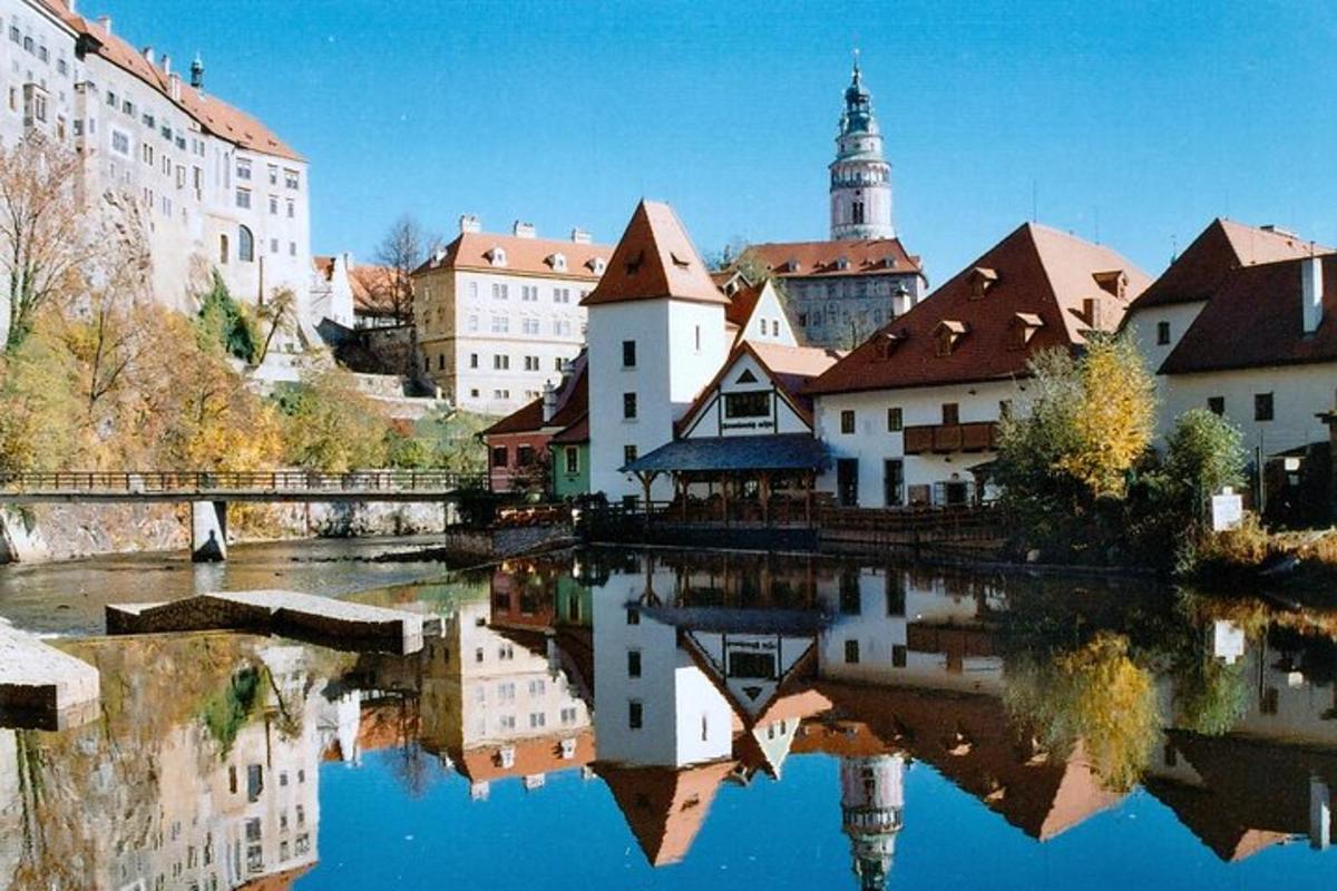 pohled na město s řekou a budovami