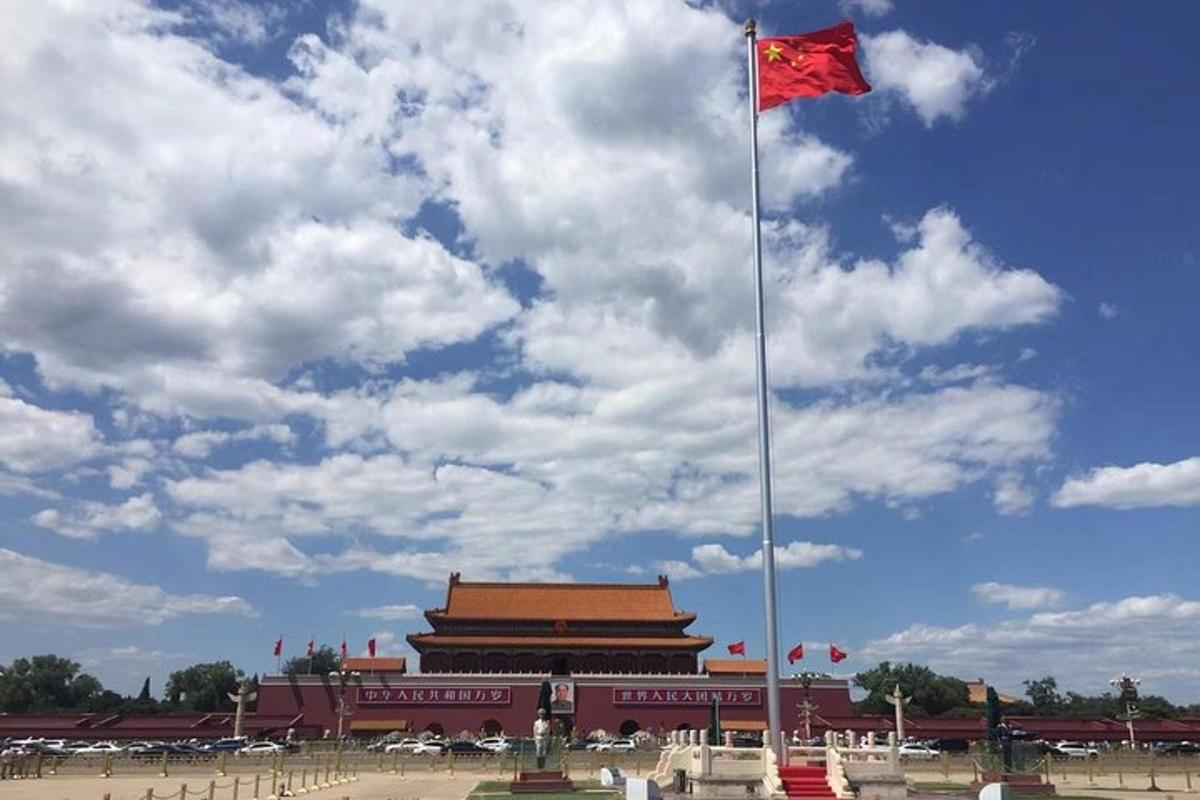 建筑物前旗杆上的红旗