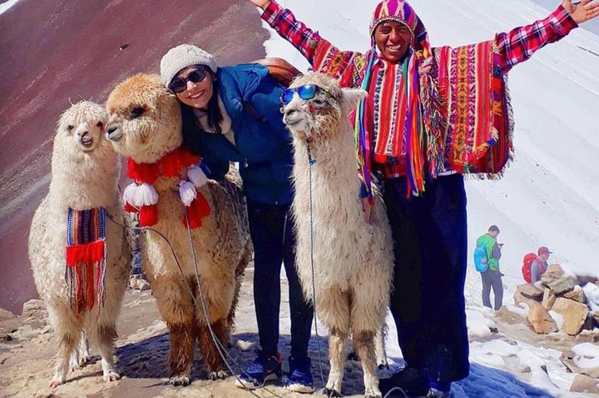due donne posano per una foto con i loro animali