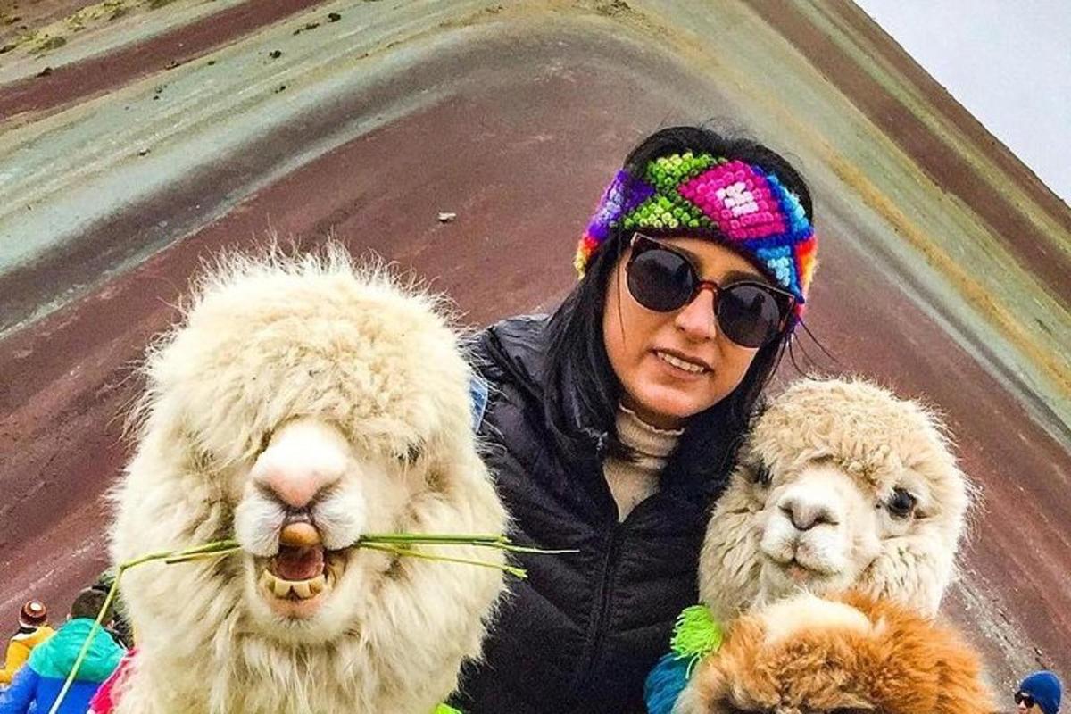 una donna in piedi con due lama