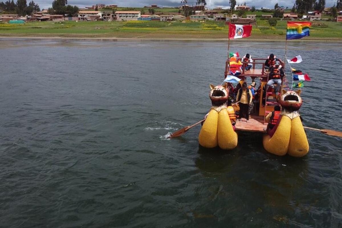 una barca in acqua con persone a bordo