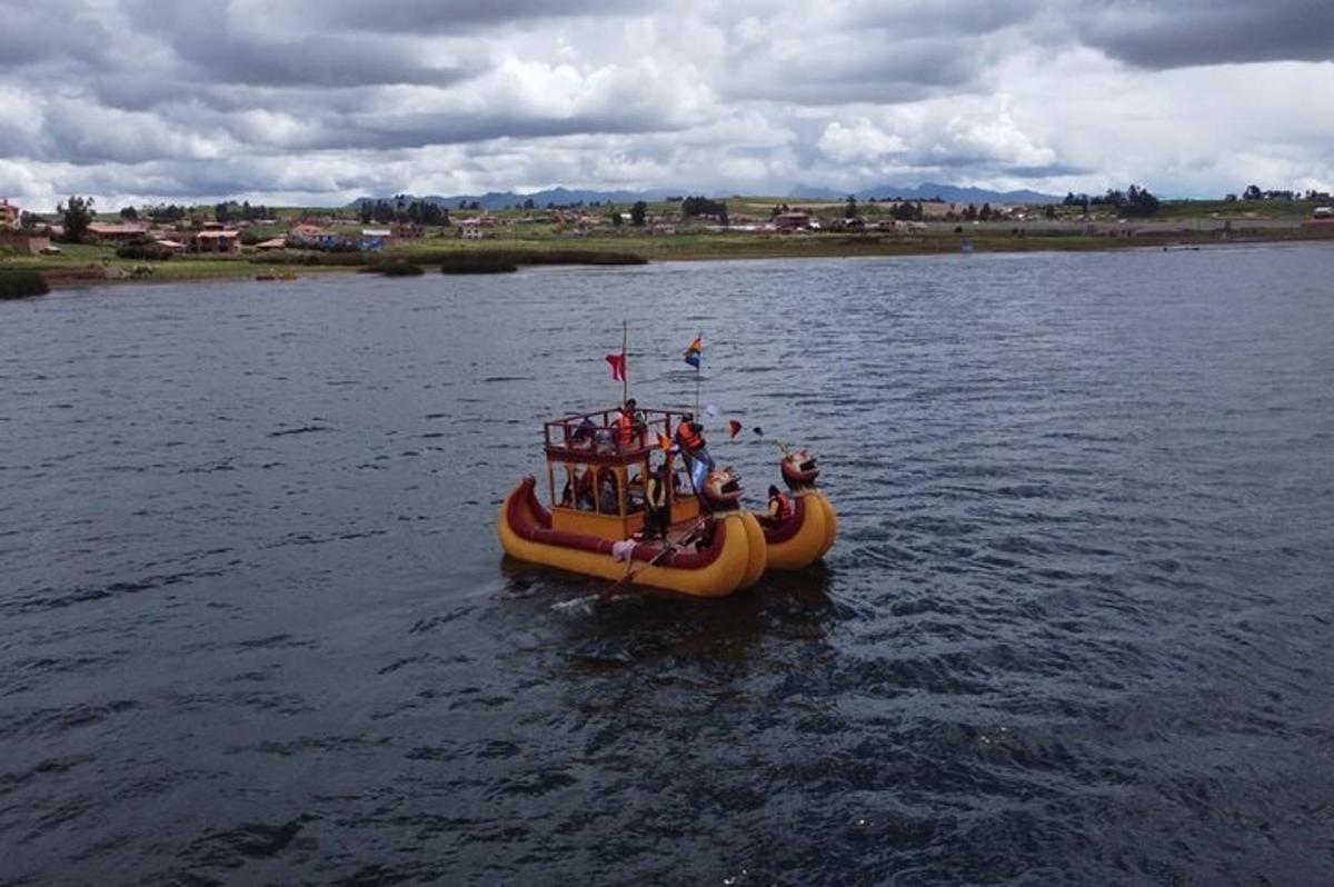 un gruppo di persone su una zattera in acqua