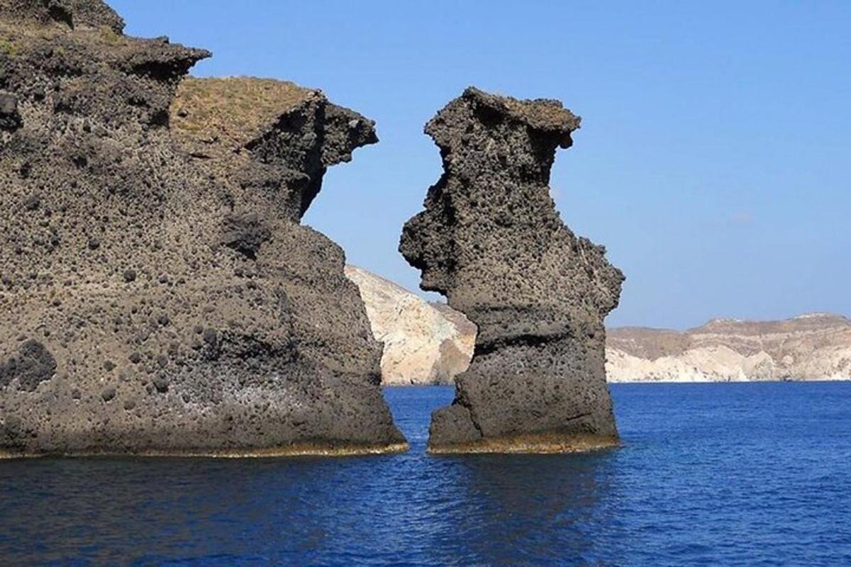 dva veľké kamene vo vode blízko oceánu