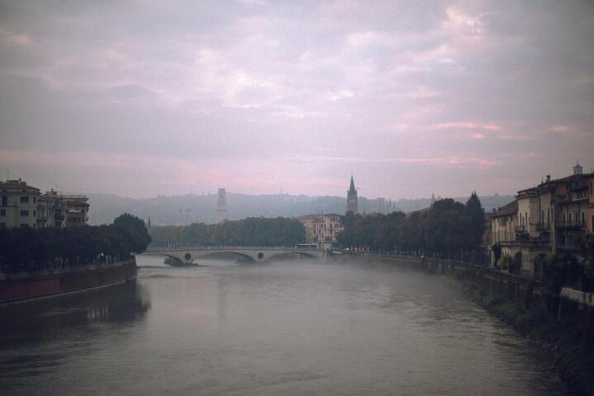 une vue d'une rivière avec un pont et des bâtiments
