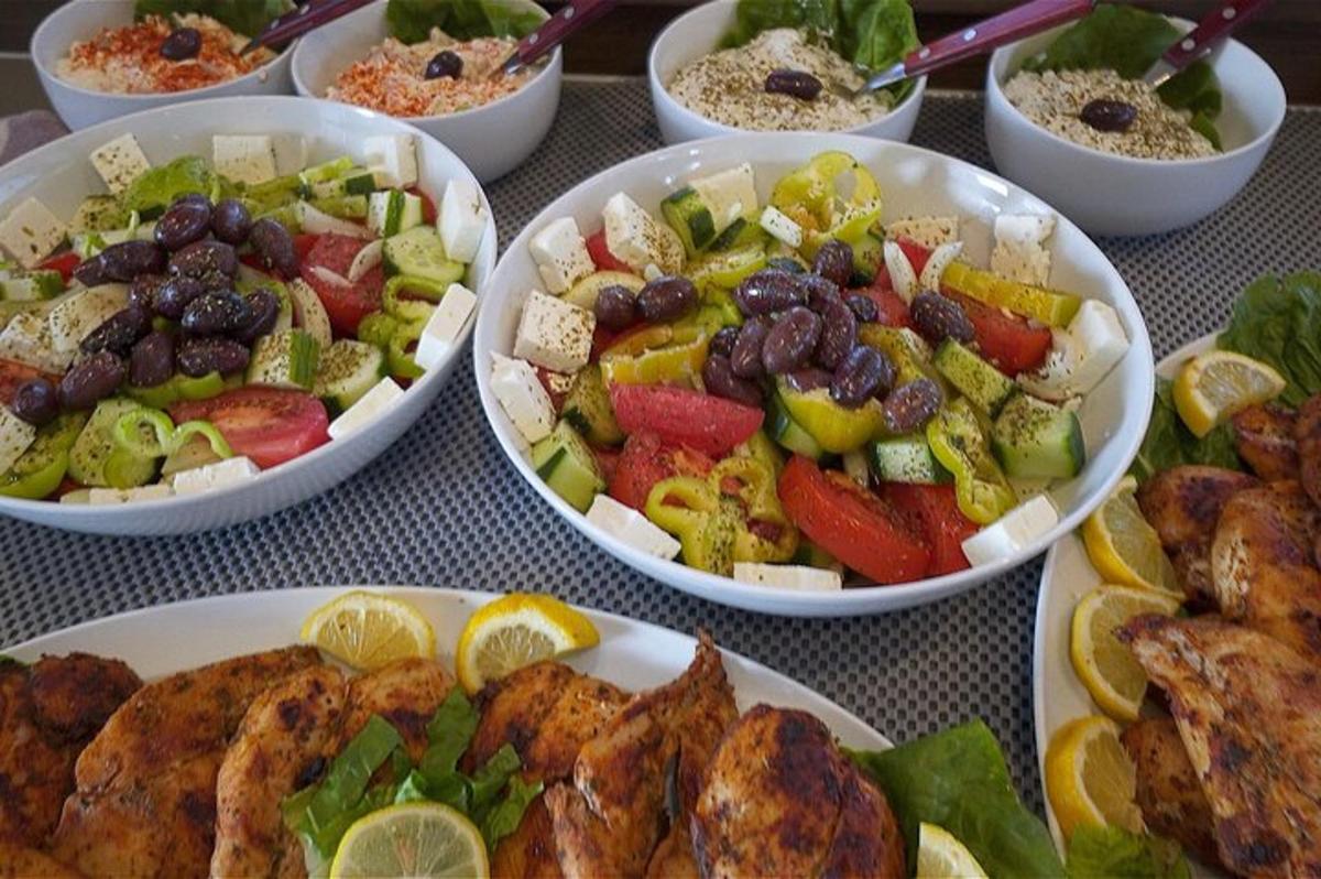 Una mesa cubierta con cuencos de diferentes tipos de comida.