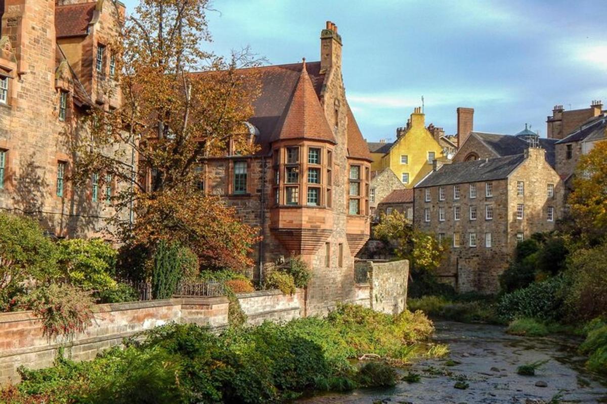 una città con un fiume di fronte agli edifici