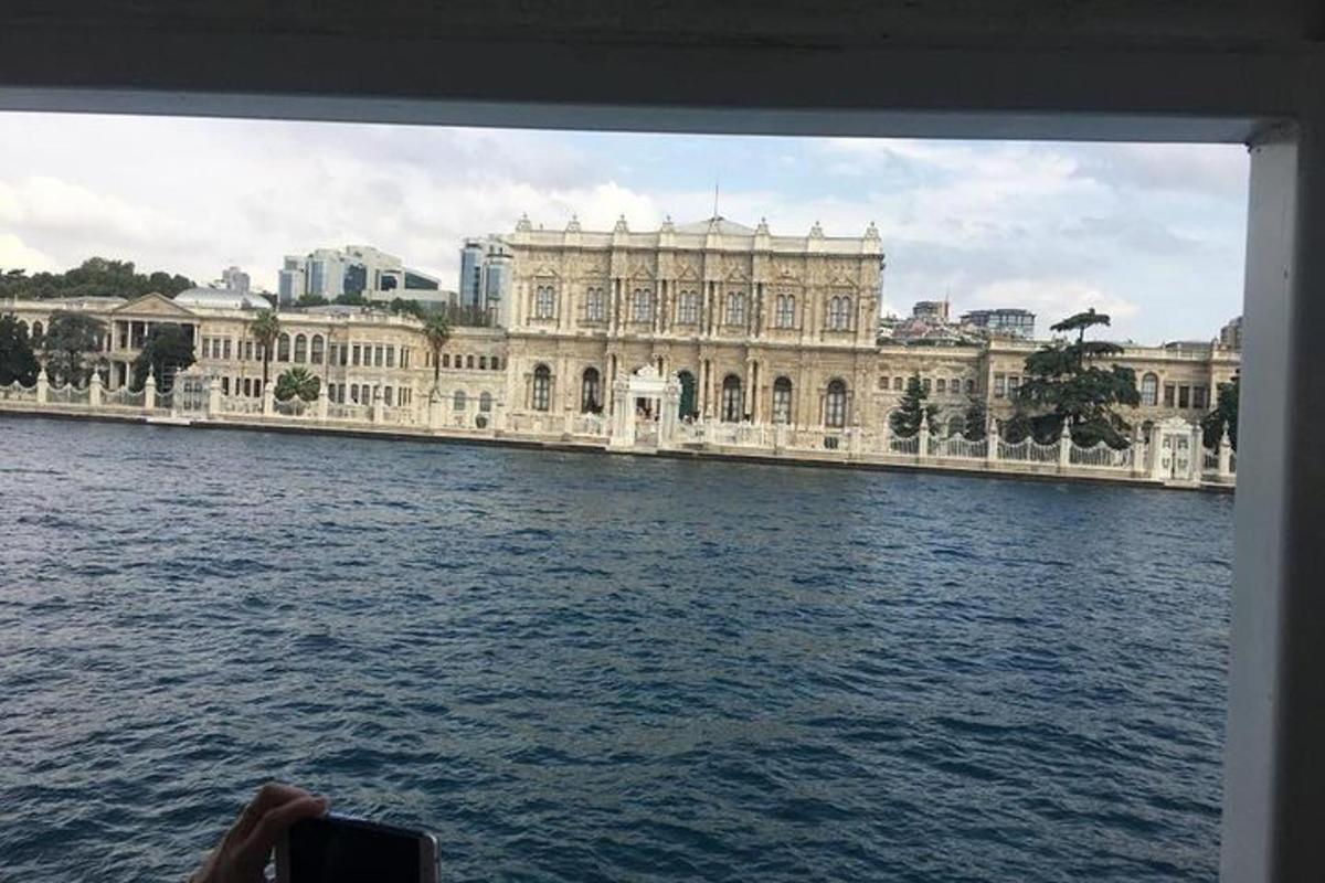 Una vista de un gran edificio desde el agua.
