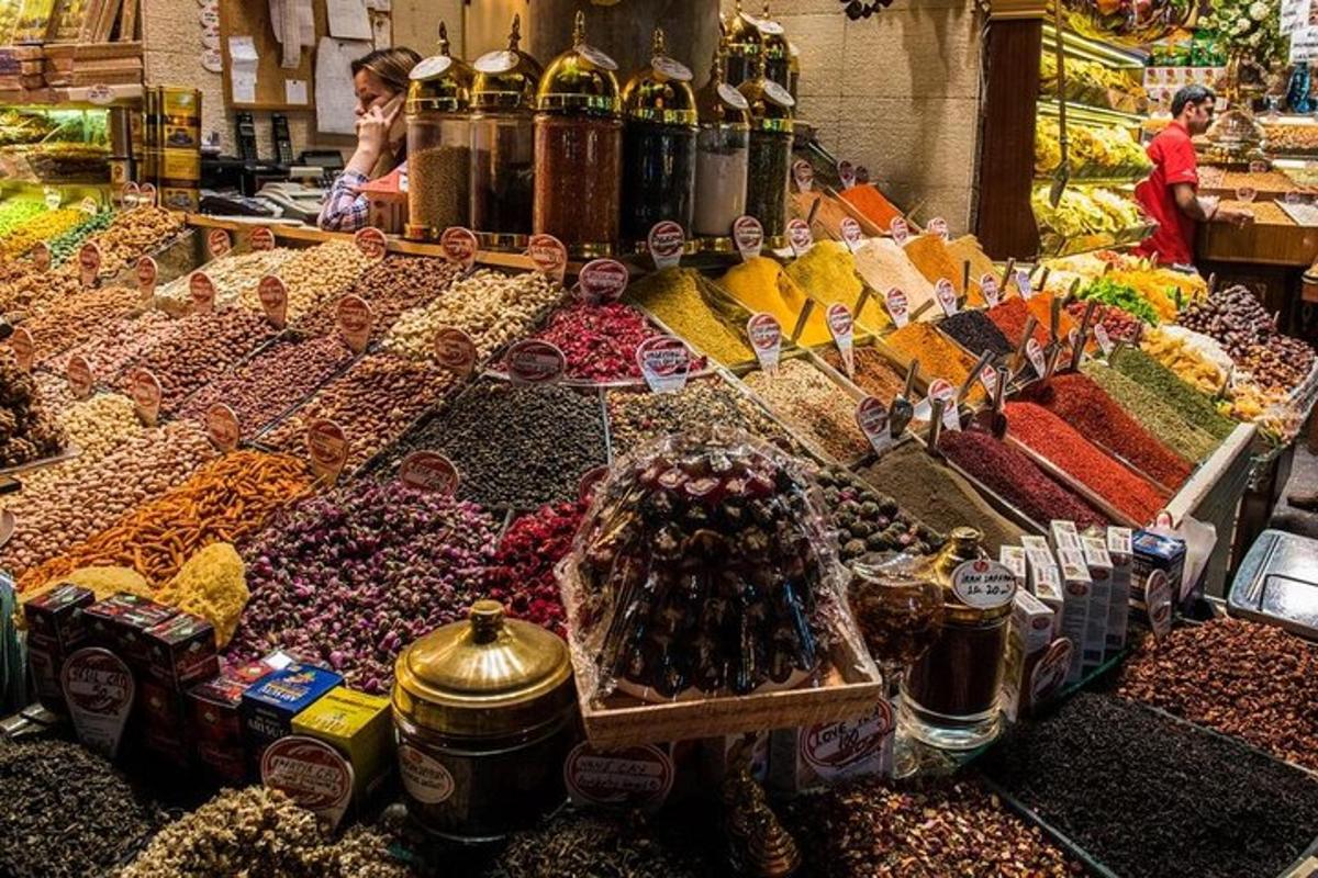 سوق مليء بالعديد من أنواع الطعام المختلفة