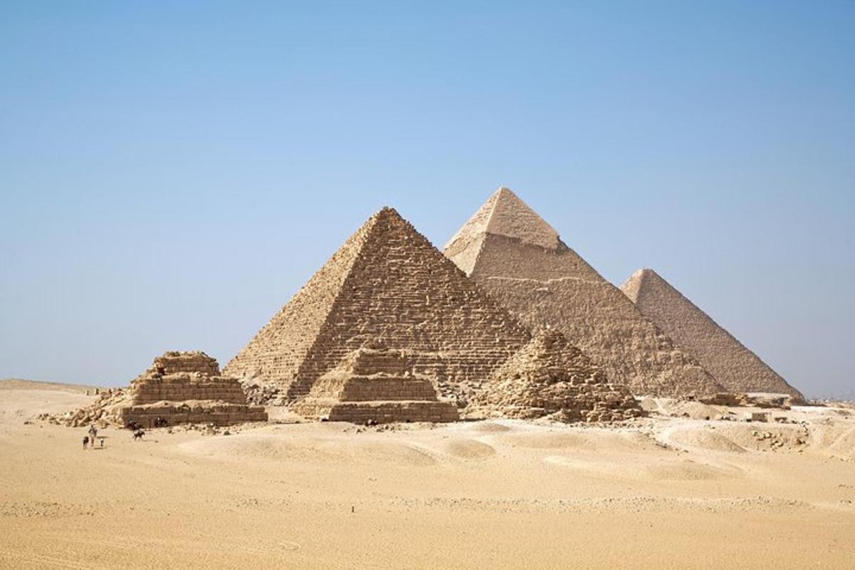 une vue des pyramides de Gizeh dans le désert