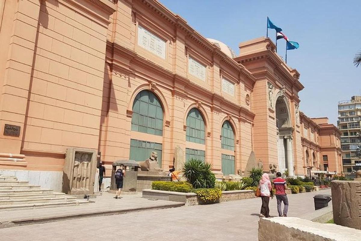 um grande edifício com pessoas do lado de fora