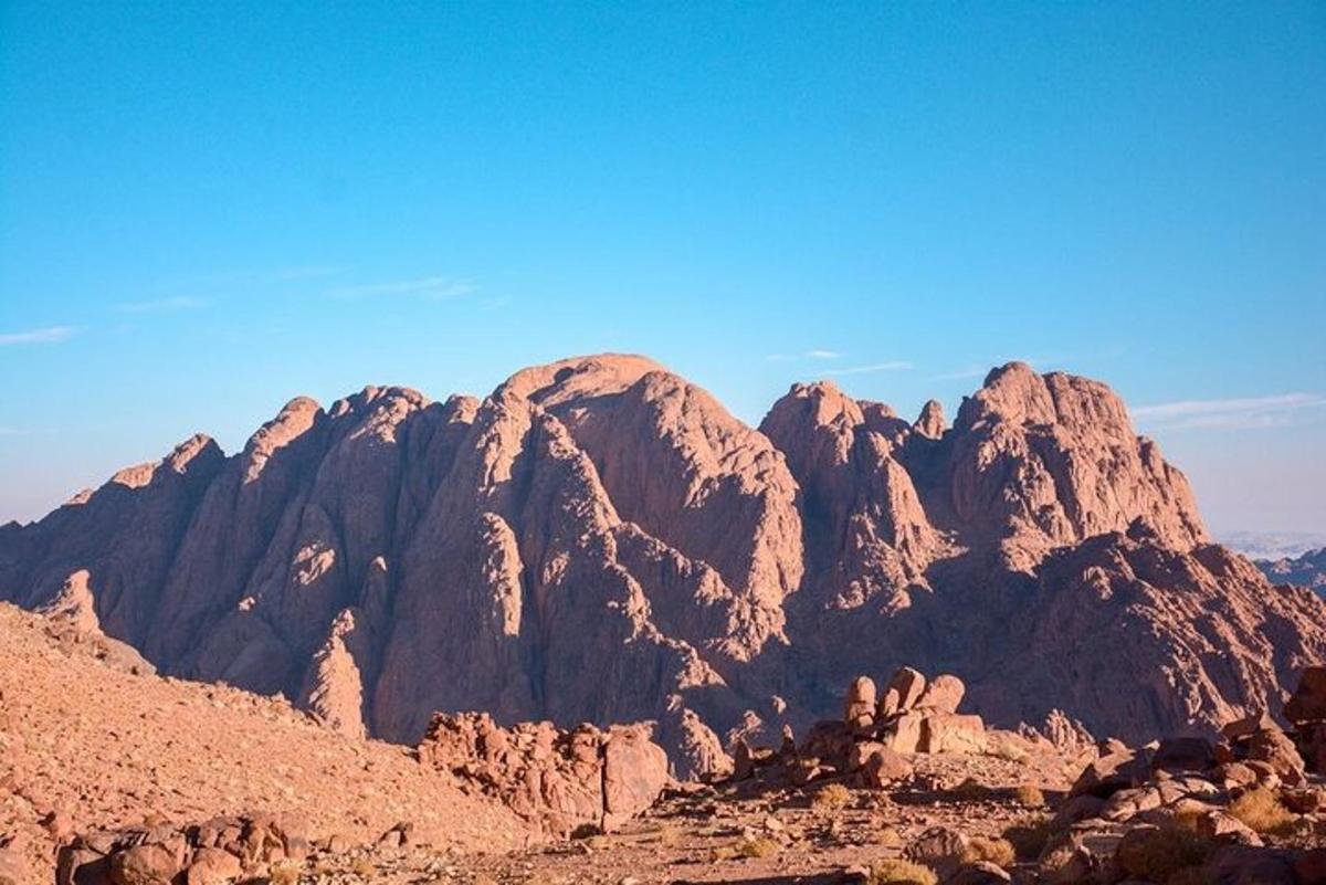 Una vista de una cadena montañosa con un cielo azul.