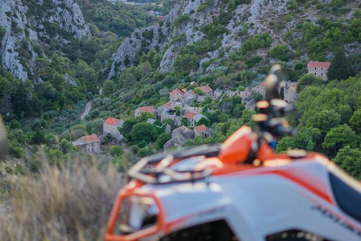ένα κοντινό πλάνο ενός οχήματος σε ένα βουνό