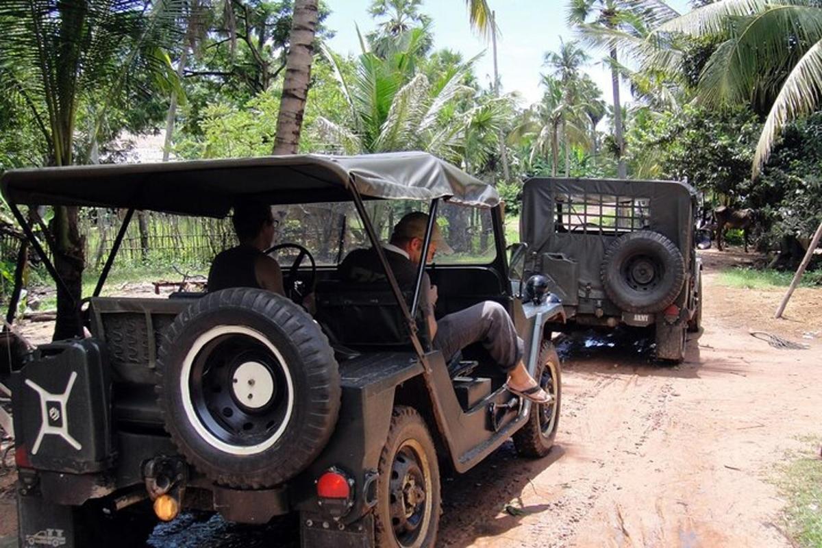 isang lalaking nakasakay sa jeep na may nakaupong lalaki