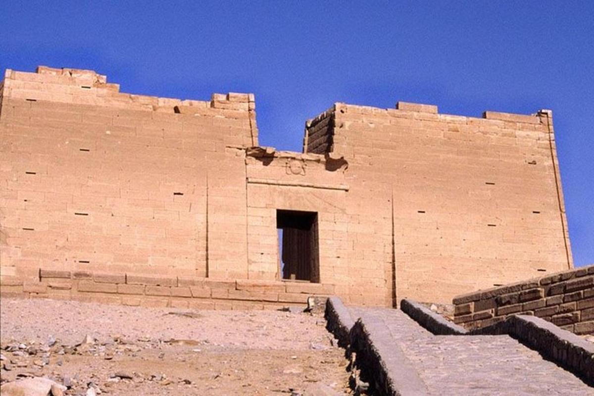 un grande edificio in mattoni con gradini davanti
