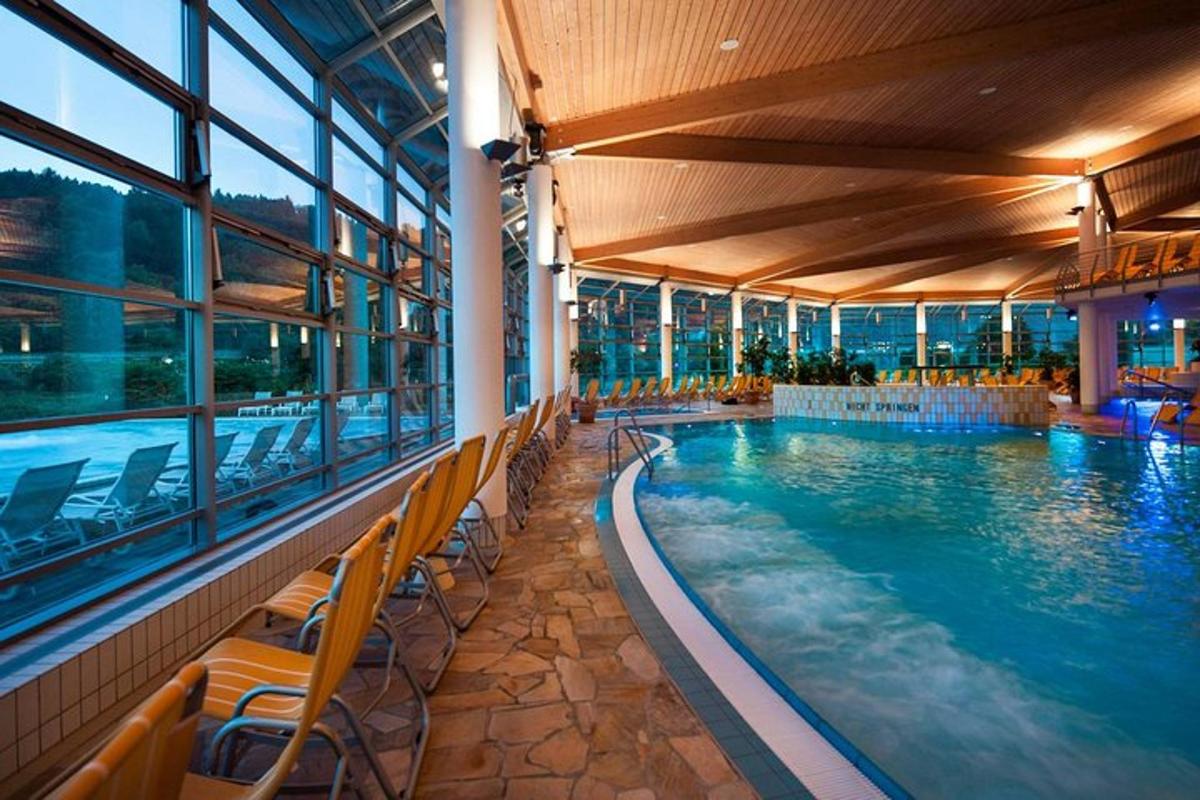 une grande piscine dans un immeuble avec des fenêtres