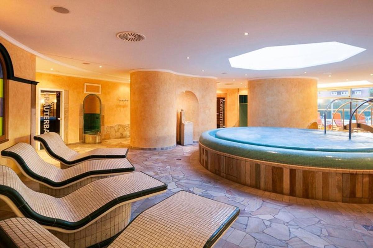 lobby hotelowe z wanną z hydromasażem na środku