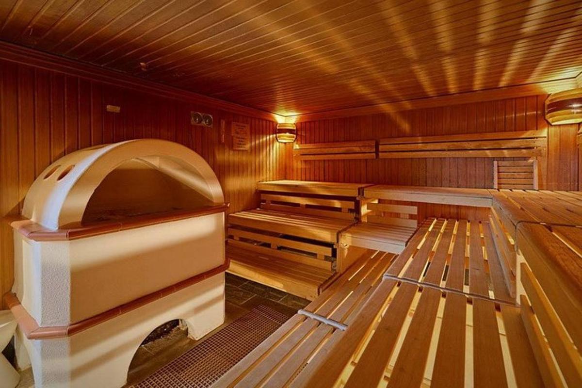 pusta sauna z drewnianymi ścianami i drewnianymi podłogami