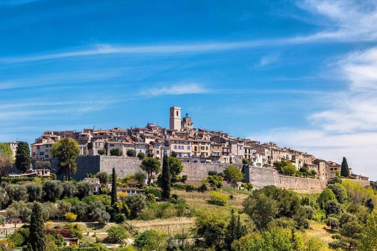 un pueblo en la cima de una colina con árboles