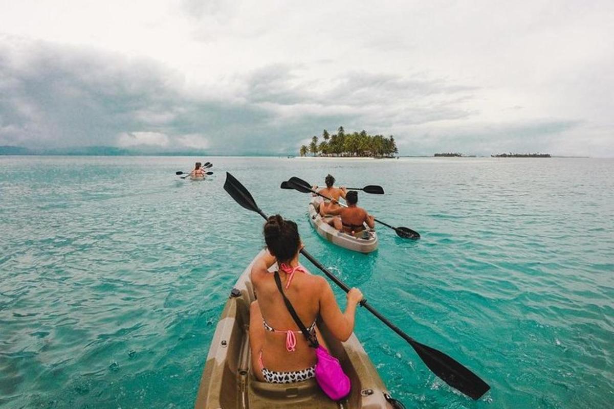 sekelompok orang di dalam kayak di air